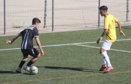 Jota, del SF Atlético, ante el Cadista en el Memorial Paco Armario.