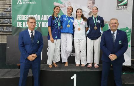 Marta López aparece a la izquierda en el podio de kumite junior -59 kilos.
