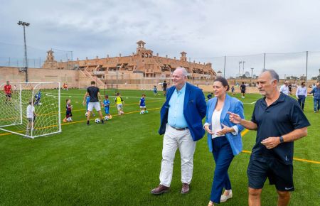 Patricia Cavada y Antonio Rojas, junto al director de la Escuela, Juan José Ramírez, durante la visita realizada este lunes por la tarde. 
