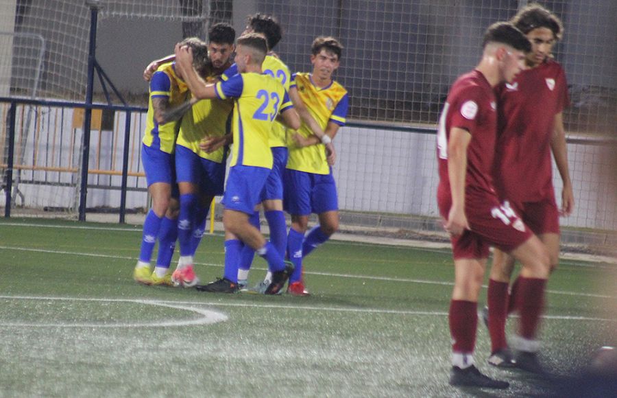 El Conil se lleva el trofeo Hermanos Gil al ganar al Sevilla FC juvenil y  empatar con el San Fernando CD 'B', Fútbol - La pretemporada • Deporte de  la Isla