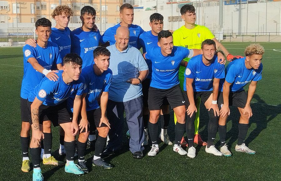 El Conil se lleva el trofeo Hermanos Gil al ganar al Sevilla FC juvenil y  empatar con el San Fernando CD 'B', Fútbol - La pretemporada • Deporte de  la Isla