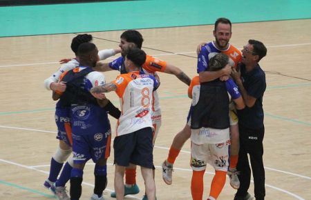 Galería con 42 fotos de la fiesta del fútbol sala que fue el partido Isleño FS-Baguetina 