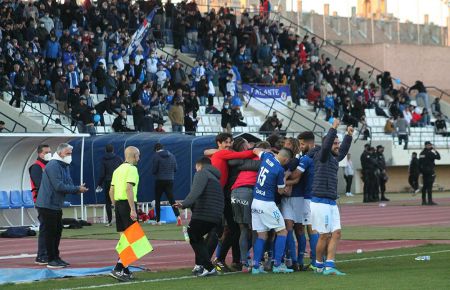 El festejo del 3-1 con el banquillo isleño. 