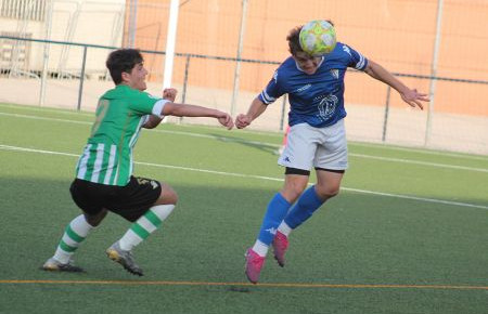 Andrés Passaro despeja de cabeza ante un jugador verdiblanco.