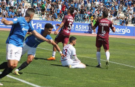 Galería con 50 fotos que recogen todo lo sucedido en el partido entre el San Fernando y el Pontevedra