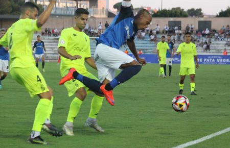 Galería con 28 fotos que recoge lo sucedido en el San Fernando-Ceuta del inicio de la temporada