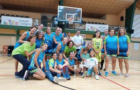 Galería con 22 fotos del II Trofeo de las Cortes que ganaron las isleñas del club + Que veteranas