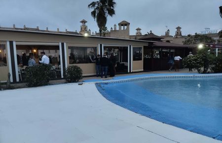 El restaurante Beach Club Bahía Sur abre en la zona de piscinas del centro comercial isleño