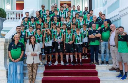 La alcaldesa recibió a los tres equipos del CB San Fernando que han sido campeones provinciales invictos
