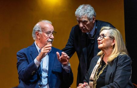 Del Bosque, Ángel Villar, Jesús Navas, Caparrós y Maldini asistieron al acto donde SuperPaco recibió el título de 'Hijo Predilecto' de San Fernando