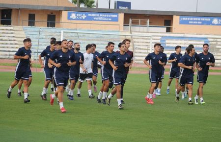 Galería con 20 fotos del primer entrenamiento del CD San Fernando 1940 en el estadio Bahía Sur