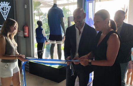 Patricia Cavada y Monchi inauguran la nueva tienda oficial del CD San Fernando 1940 en Bahía Sur