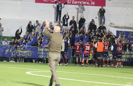 Galería de fotos del partido en Conil, donde se vivió la mayor movilización de la afición isleña desde el 'play off' de 2010 en Utrera