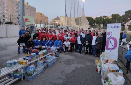 Los tres equipos participantes posaron con el material donado. 