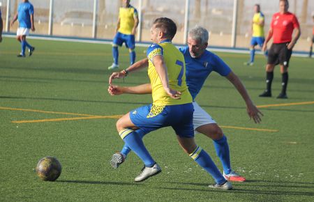Galería con 40 fotos del VII trofeo Carranza de veteranos que midió al Cádiz CF y el CD San Fernando en el Irigoyen