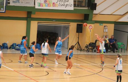 Galería con 36 fotos del V Torneo de las Cortes, del club 'Más que veteranas', que fue un rotundo éxito